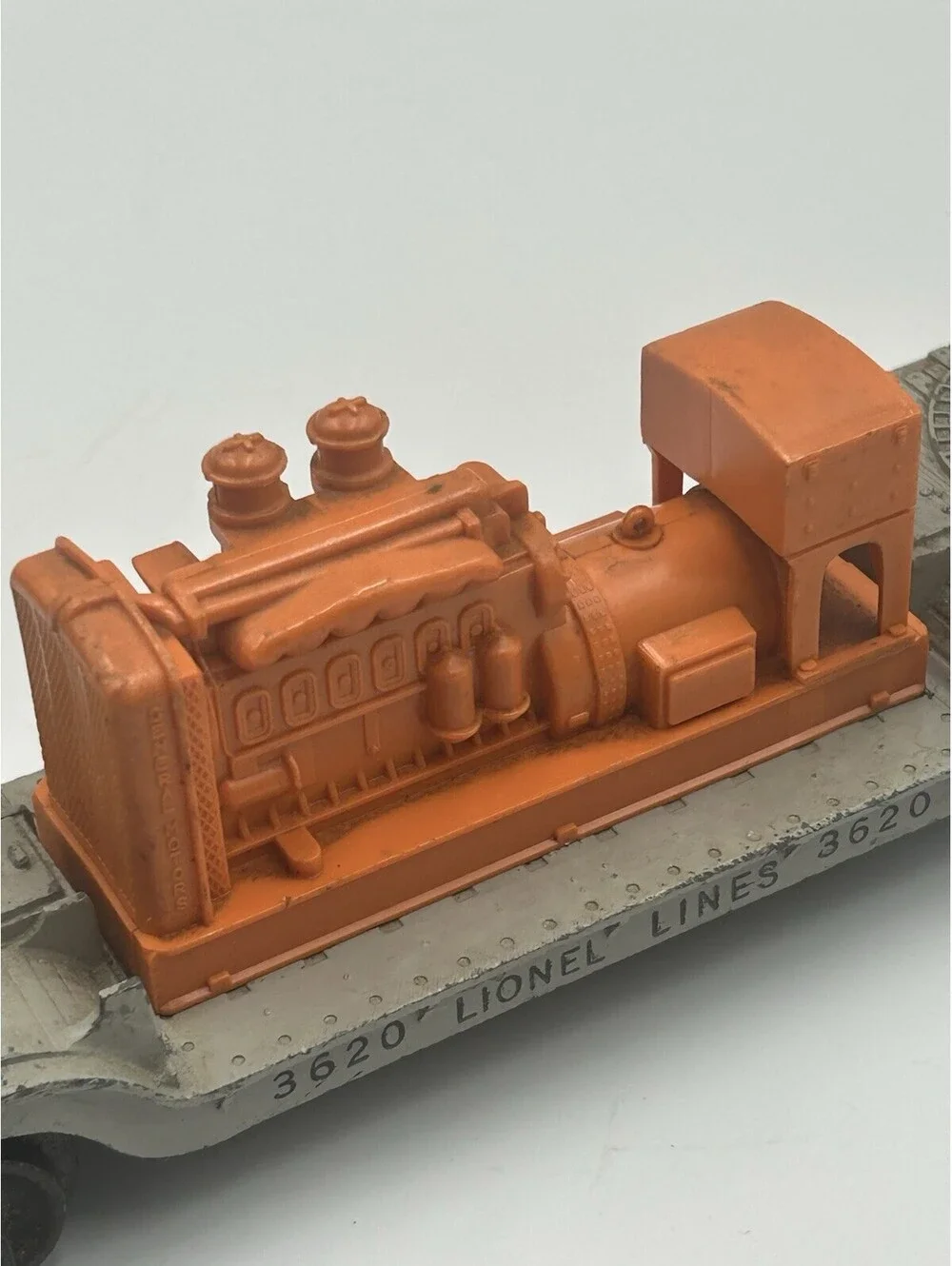 LIONEL 3620 SPOTLIGHT CAR WITH ORANGE GENERATOR